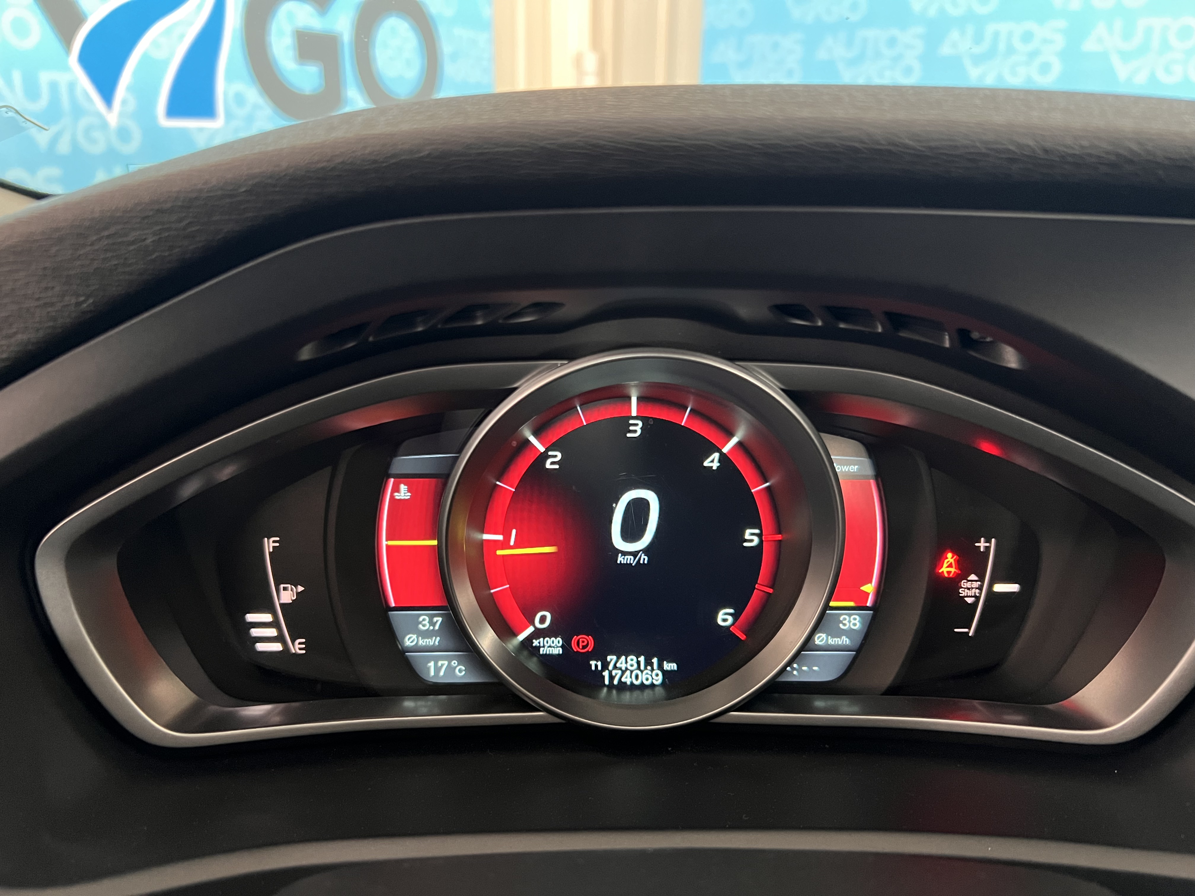 VOLVO V40 D2 MOMENTUM - Imagen 7