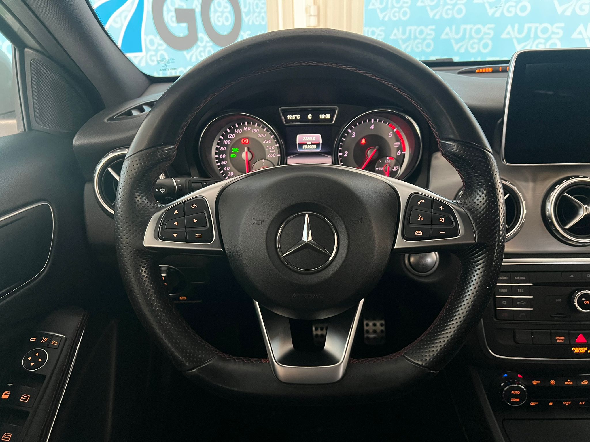 Mercedes-Benz GLA 200d AMG | Año 2016 - Imagen 8